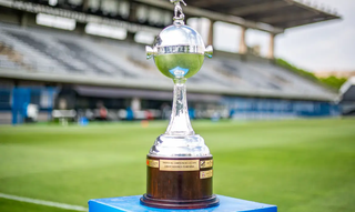 Taça da Copa Libertadores de futebol feminino em estádio (Foto: Bruno Teixeira/Agência Corinthians)  