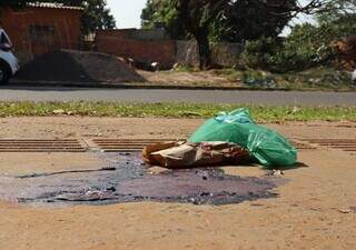 Sangue da vítima no local do homicídio, no Jardim Centro-Oeste. (Foto: Osmar Veiga)