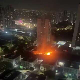 Terreno baldio pega fogo ao lado de condomínios na Av. Ricardo Brandão