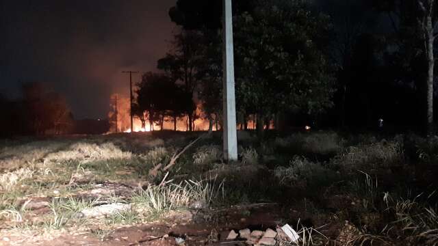 Mais fogo: inc&ecirc;ndio se espalha em &aacute;rea de mata no Tiradentes