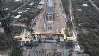 Imagem da obra de construção dos pilares da ponte no lado brasileiro