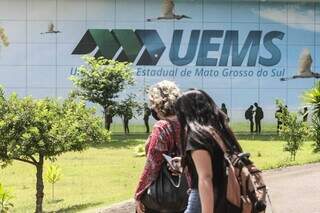 Mulheres caminham dentro da UEMS, no campus Campo Grande (Foto: Marcos Maluf/Arquivo)