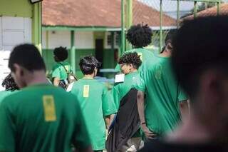 Alunos do Ensino Médio entrando em escola estadual de Campo Grande (Foto: Arquivo/Campo Grande News)