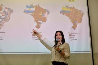 Simone explica interesses do mercado chinês e americano para conclusão de rotas (Foto: Álvaro Herculano, Agência de Comunicação Social e Científica da UFMS)