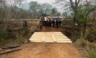 Ponte de acesso à fazenda sendo reconstruída sob a supervisão da Polícia Militar (Foto: Polícia Militar)