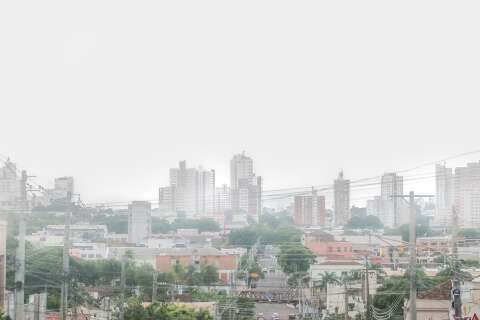 Cenário cinzento intensifica-se na Capital e previsão indica chance de chuva