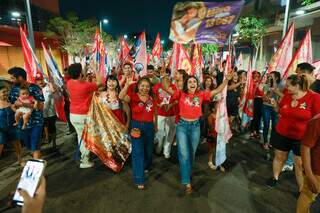 Ao lado de apoiadoras, Camila Jara percorre a região central de Campo Grande; (Foto: Reprodução)