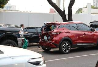 Frente da caminhonete bateu na traseira do carro com duas crianças (Foto: Osmar Veiga)