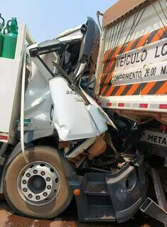 Cabine do caminhão de oxigênio ficou destruída ao atingir traseira de carreta (Foto: Direto das Ruas)