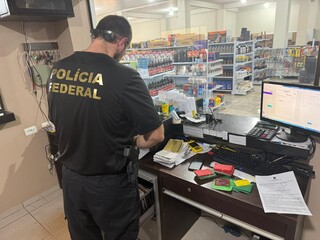 Policial federal em um dos estabelecimentos comerciais investigado (Foto: divulgação / PF)