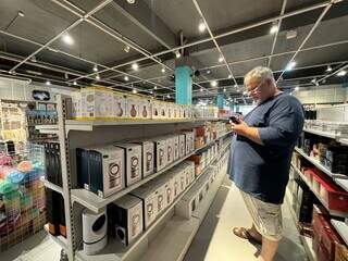 A customer looking for an ideal humidifier to buy (Photo: Gabi Cenciarelli)