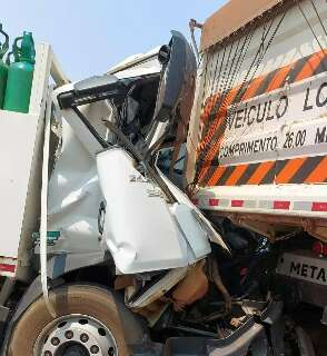 Trânsito fica lento após acidente entre carretas e caminhão com oxigênio