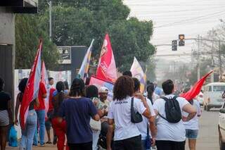 Militantes do PT nas ruas do bairro Dom Antônio Barbosa, durante caminhada de campanha, na última segunda-feira (9) (Foto: Arquivo/Juliano Almeida)