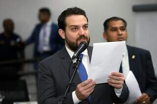 Vereador Claudinho Serra (PSDB) durante leitura no plenário da Câmara Municipal, antes de ser alvo operação policial (Foto: Arquivo/Izaías Medeiros)