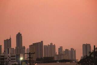 Céu com fumaça registrado no Centro de Campo Grande (Foto: Juliano Almeida) 