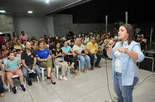 A prefeita Adriane Lopes (PP), durante discurso ao eleitorado, no Bairro Nova Lima. (Foto: Reprodução)