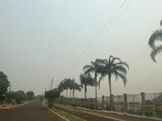 Nesta sexta-feira, céu está coberto por fumaça em Dourados, que está sob alerta (Foto: Helio de Freitas)