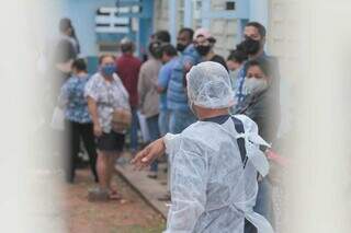 Fila para teste de covid-19 em posto de saúde, em 2021 (Foto: Marcos Maluf)