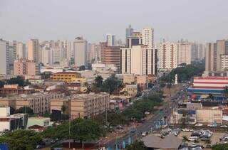 Foto mostra um trecho da Avenida Afonso Pena e o Centro de Campo Grande (Foto: Osmar Veiga)