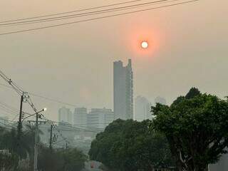 Sol está encoberto por &#34;película&#34; de fumaça, hoje mais densa que nos outros dias deste ano (Foto: Marcos Maluf)