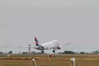 Avião da Latam decolando do Aeroporto de Campo Grande (Foto: Marcos Maluf\Arquivo)