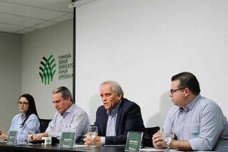 A consultora Tamires Azoie, Jorge Michelc (Aprosoja), Rogério Beretta (Semadesc) e Fábio Caminha (Famasul) durante a apresentação da estimativa. (Foto: Juliano Almeida)