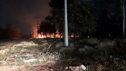 Mais fogo: incêndio se espalha em área de mata no Tiradentes