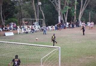 Jogador chuta bola para gol, na 1ª Copa Quilombola de MS (Foto: Osmar Veiga)