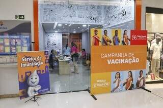 Entrada da sala 114, localizada no 1° piso do shopping Pátio Central, local onde são oferecidas vacinas (Foto: Paulo Francis)