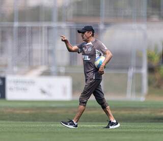 Técnico Ramón Díaz orienta em treino (Foto: Rodrigo Coca/Agência Corinthians)