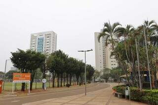 Praça do Belmar Fidalgo, na Capital, ainda com céu tomado pela fumaça (Foto: Paulo Francis)