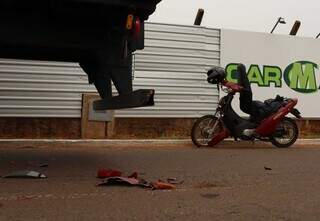 Moto da vítima teve a frente destruída após batida. (Foto: Osmar Veiga)