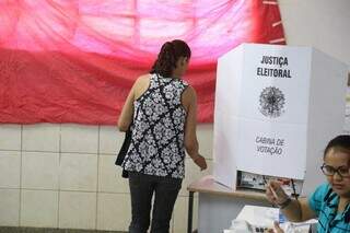 Eleitora indo até a urna votar nas Eleições de 2022 (Foto: Arquivo/Campo Grande News)