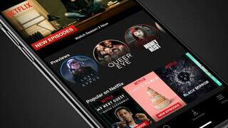 Celular com aplitivo da Netflix aberto (Foto: Divulgação)