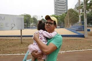 Juliano aproveitou a queda de temperatura para passear com a filha (Foto: Paulo Francis)