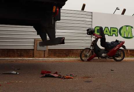 Motociclista fica ferido ao bater em carreta estacionada na Av. Gury Marques