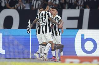 Jogadores do Botafogo comemorando vitória no Nilton Santos (Foto: Vítor Silva/Botafogo)