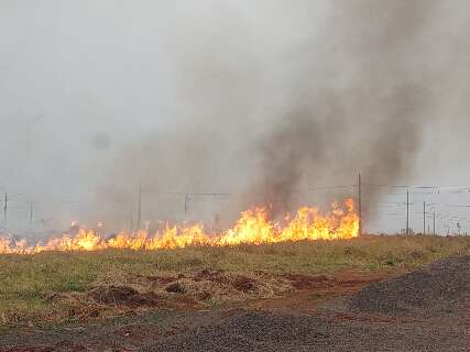 Inc&ecirc;ndio atinge trecho que liga sa&iacute;das de Aquidauana e Sidrol&acirc;ndia