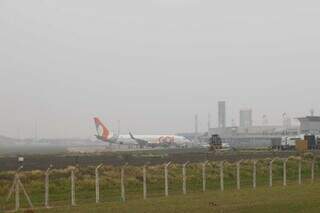 Pátio do aeroporto tomado por fumaça neste sábado (Foto: Paulo Francis)