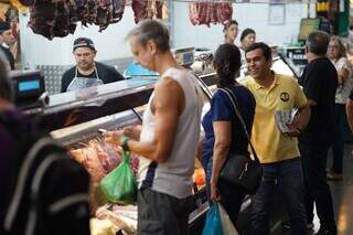 Beto Pereira conversando com pessoas no Mercadão na manhã deste sábado (Foto: Divulgação)