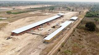 Vista aérea dos barracões levantados pelo consórcio PDC Fronteira (Fotos: Toninho Ruiz)