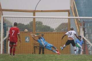 Amarildo cobrando pênalti e marcando gol no goleiro Rodolfo (Foto: Rodrigo Moreira/FFMS)