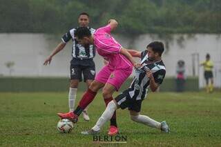 Jogadores do Sete de Setembro e Operário Caarapoense no Estádio Chavinha (Foto: Marcelo Berton/@berton_shots_jpn)