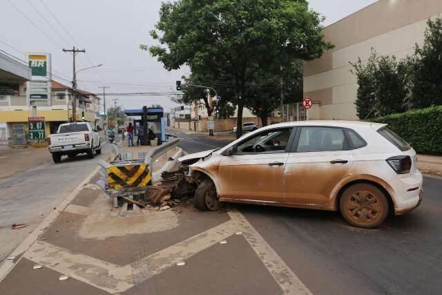 Motorista atinge carro em guard rail de ponto de &ocirc;nibus e foge