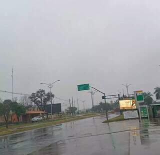 Céu nublado e pista molhada pela chuva em Ponta Porã neste domingo (Foto: Direto das Ruas)