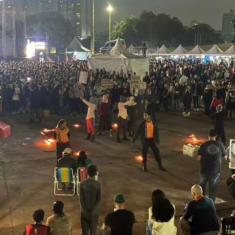 Antes de show, artistas fazem apresenta&ccedil;&atilde;o contra queimadas