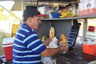 Vendedor em avenida de Campo Grande (Foto: Alex Machado\Arquivo)  