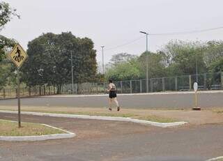 Corredora praticando atividade física no lado externo do Parque do Sóter (Foto: Paulo Francis)