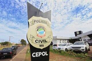 Totem em frente à Depac Cepol onde caso foi registrado nesta madrugada (Foto: Paulo Francis)