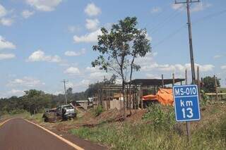 Barracos erguidos às margens da MS-010 em Campo Grande (Foto: Paulo Francis)